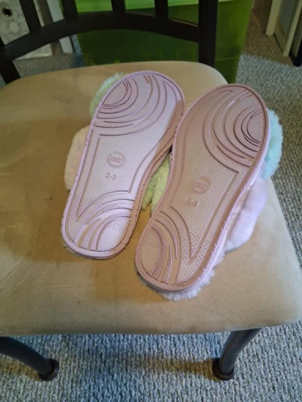 Girls Mermaid slippers size 2-3 NWT